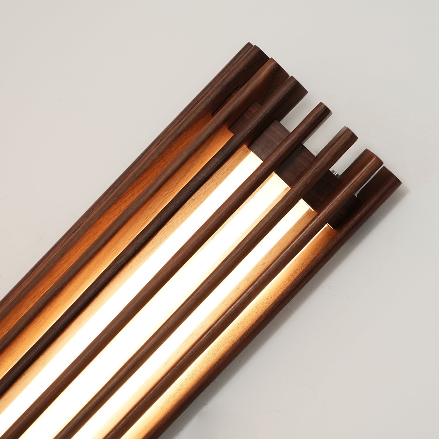 BODIL: Walnoot Wandlamp - Volsani