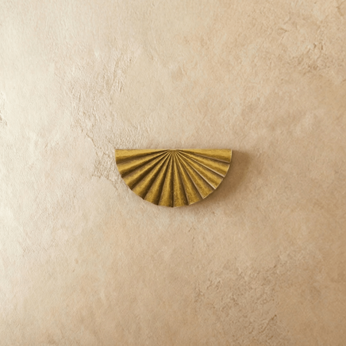 Fan-Shaped Metal Drawer Pull, Art Deco Kitchen & Dresser Cabinet Hardware, Vintage Brass-Tone Finish, Set of 2 Pieces, 3.4 x 0.8in