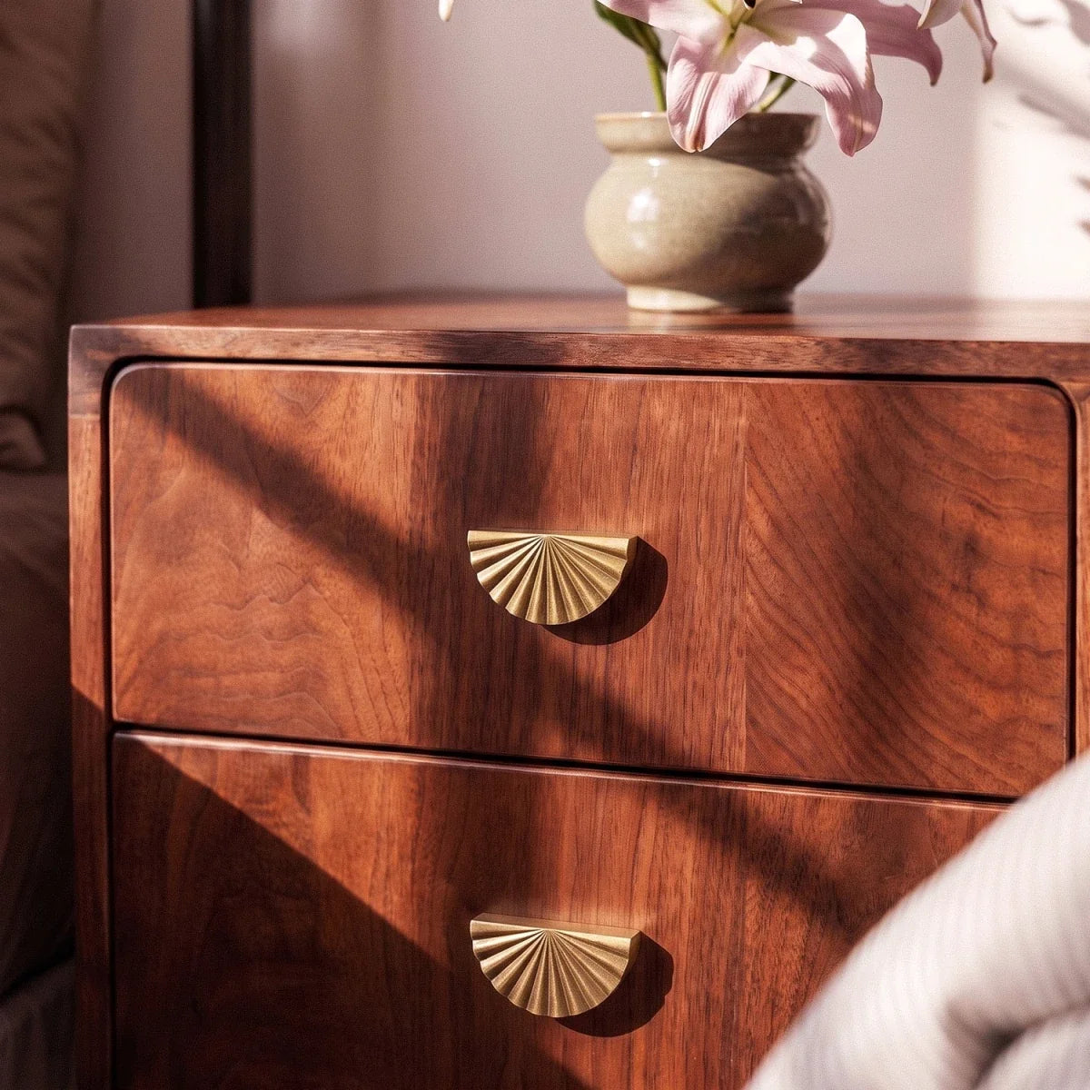 Fan-Shaped Metal Drawer Pull, Art Deco Kitchen & Dresser Cabinet Hardware, Vintage Brass-Tone Finish, Set of 2 Pieces, 3.4 x 0.8in