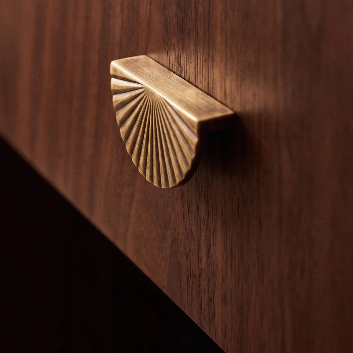Fan-Shaped Metal Drawer Pull, Art Deco Kitchen & Dresser Cabinet Hardware, Vintage Brass-Tone Finish, Set of 2 Pieces, 3.4 x 0.8in