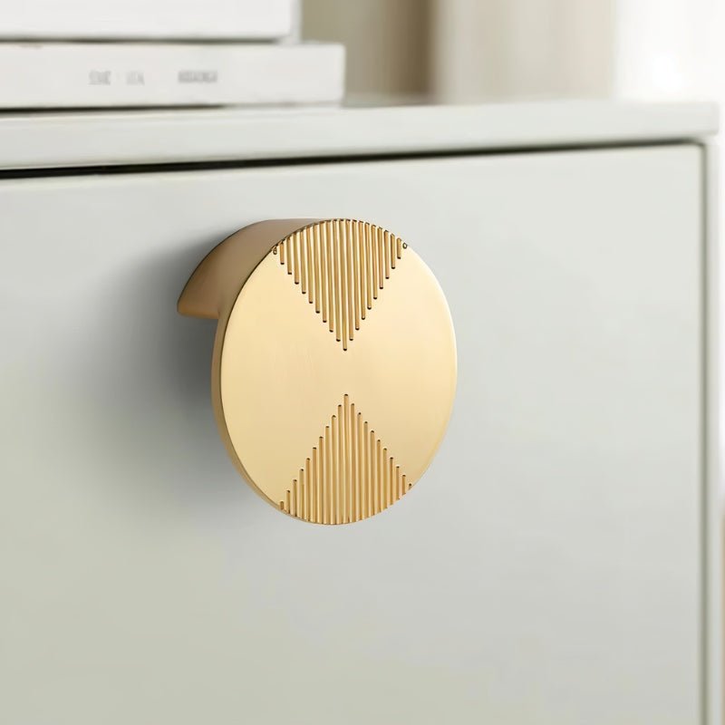 Etched Zinc Alloy Cabinet Knobs, Modern Kitchen & Wardrobe Hardware, Textured Curved Backplate, Set of 2 in Black & Brass, 2.1-3.3in