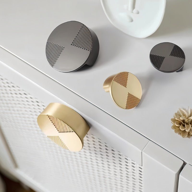 Etched Zinc Alloy Cabinet Knobs, Modern Kitchen & Wardrobe Hardware, Textured Curved Backplate, Set of 2 in Black & Brass, 2.1-3.3in