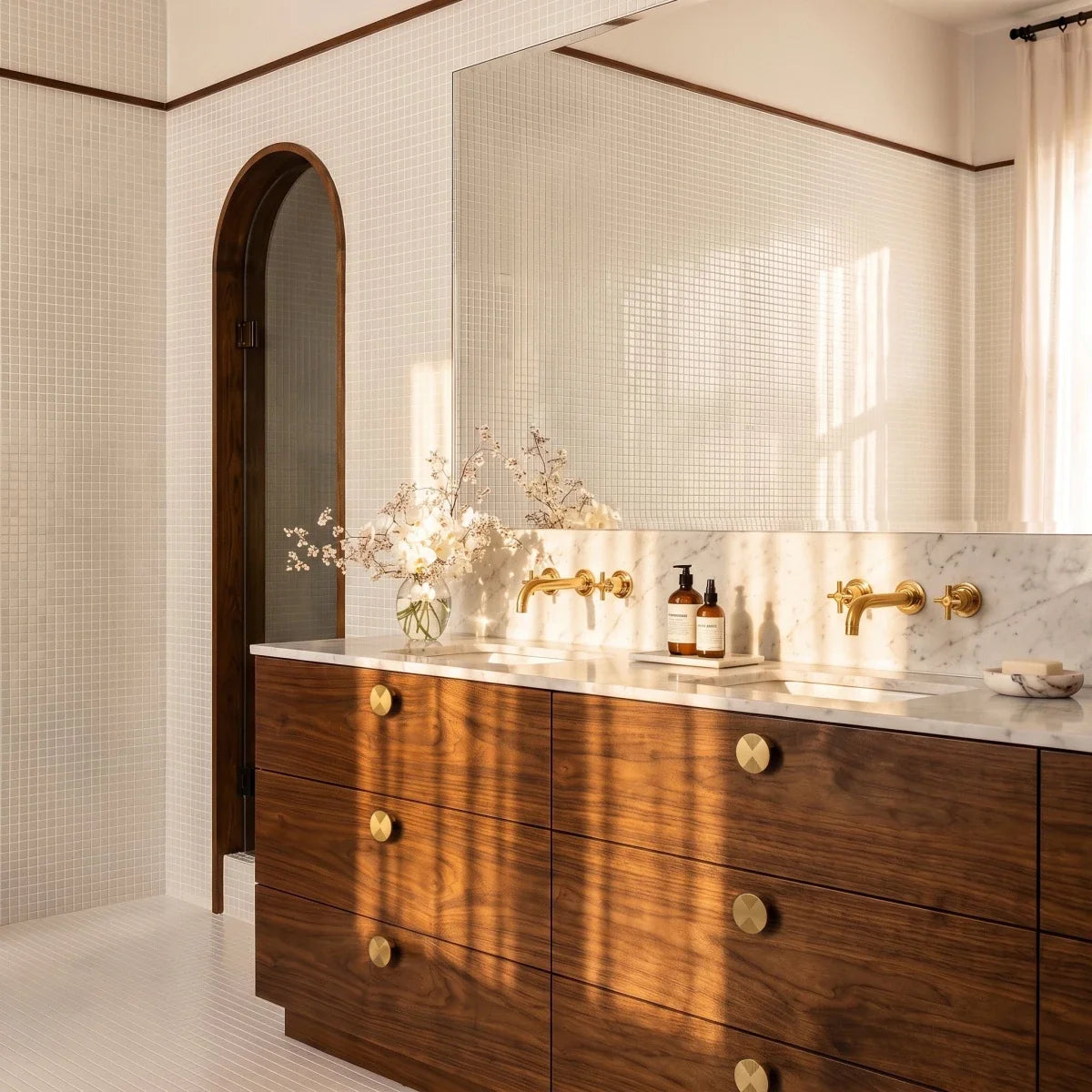Etched Zinc Alloy Cabinet Knobs, Modern Kitchen & Wardrobe Hardware, Textured Curved Backplate, Set of 2 in Black & Brass, 2.1-3.3in