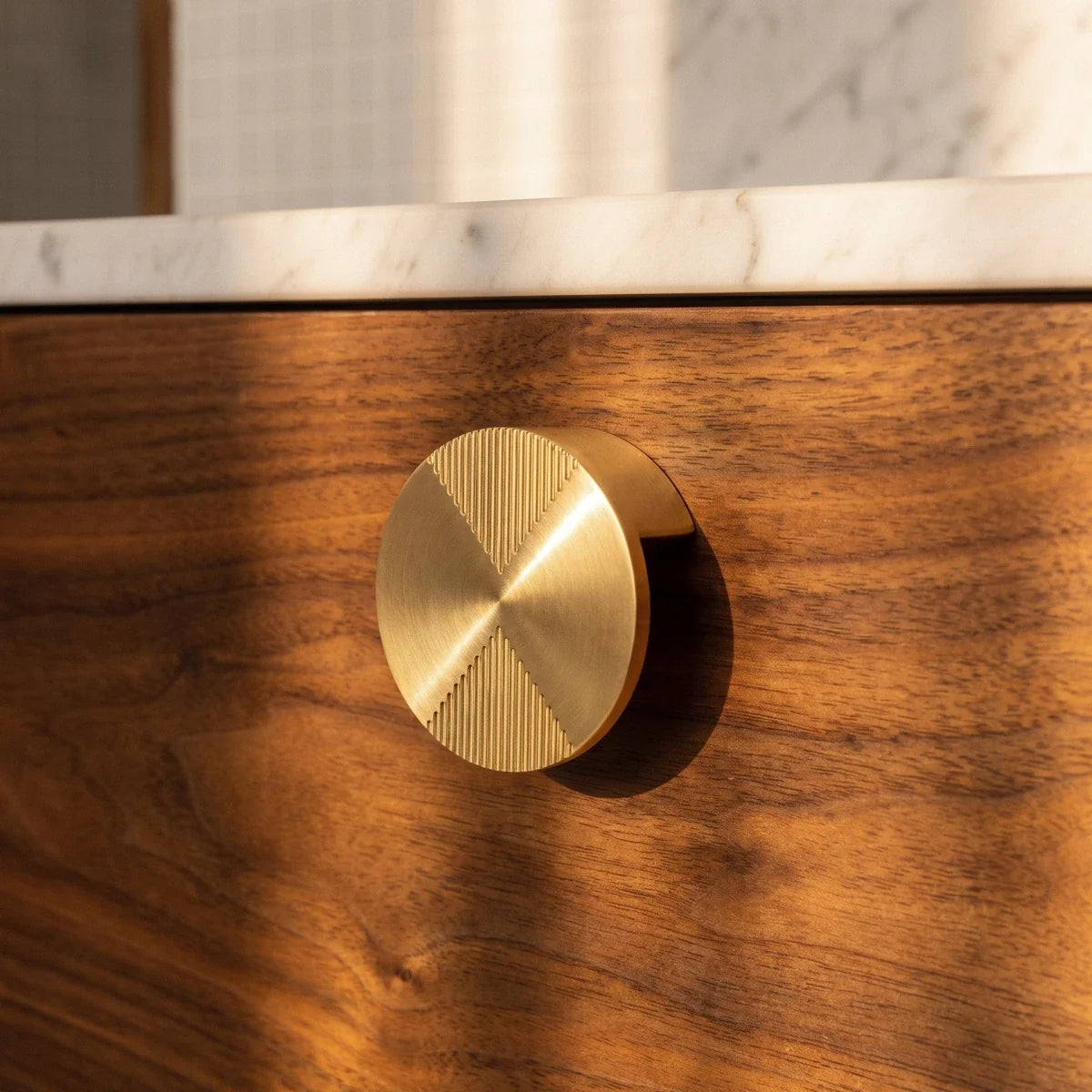 Etched Zinc Alloy Cabinet Knobs, Modern Kitchen & Wardrobe Hardware, Textured Curved Backplate, Set of 2 in Black & Brass, 2.1-3.3in