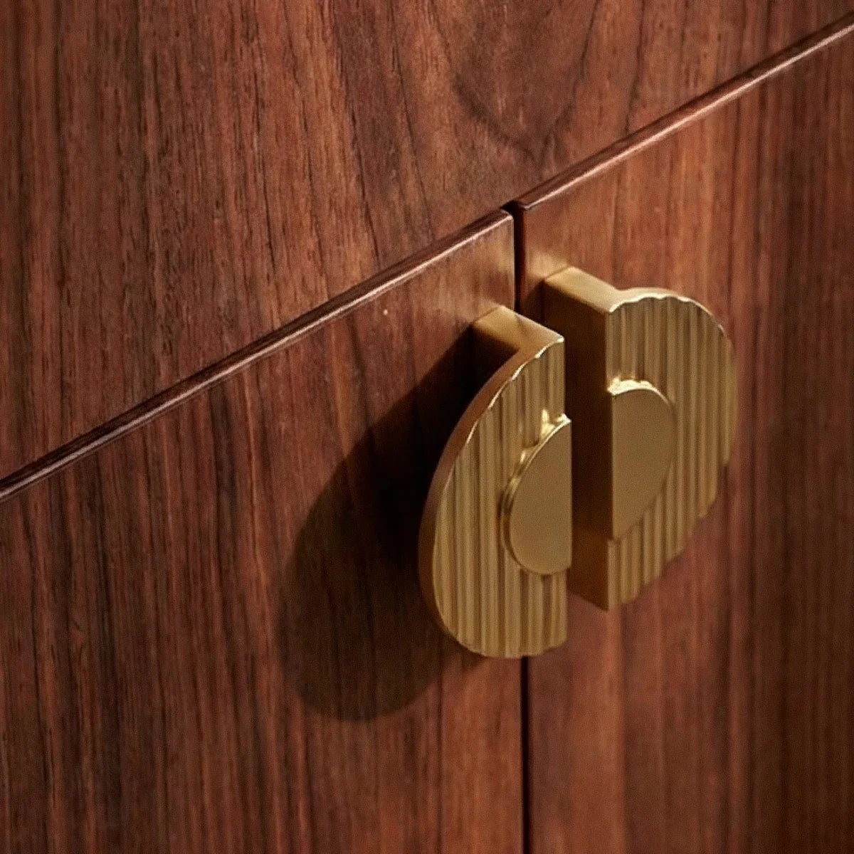 Zinc Alloy Drawer Pulls, Modern Kitchen & Wardrobe Hardware, Ridged Semi-Circular Grip, Set of 2 in 3 Finishes, 2.5in Hole Spacing
