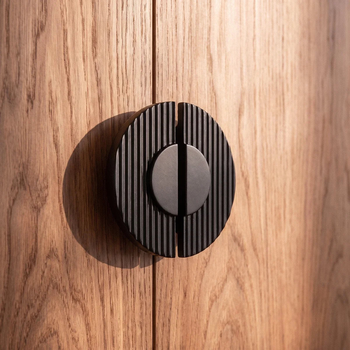 Zinc Alloy Drawer Pulls, Modern Kitchen & Wardrobe Hardware, Ridged Semi-Circular Grip, Set of 2 in 3 Finishes, 2.5in Hole Spacing