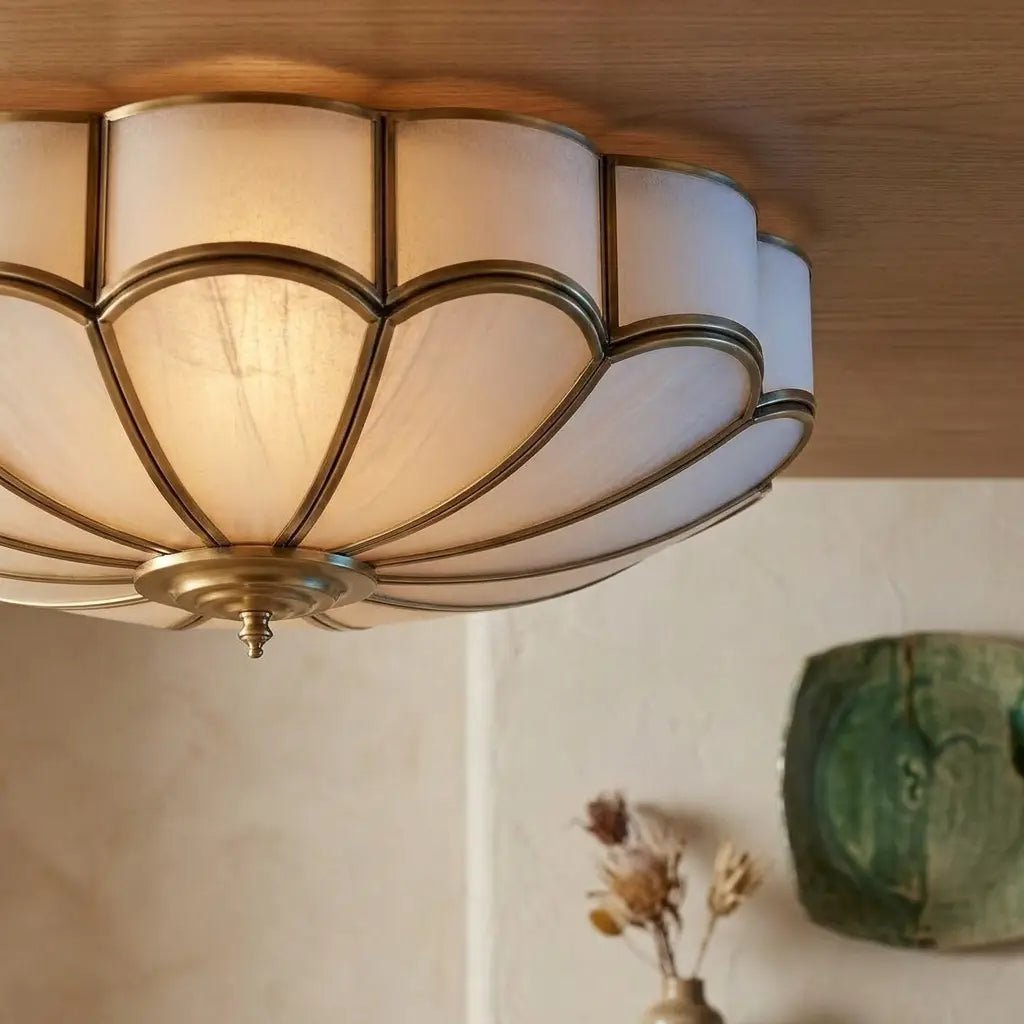 HANA: Bloemvormige Plafondlamp (Matglas & Messing) - Volsani