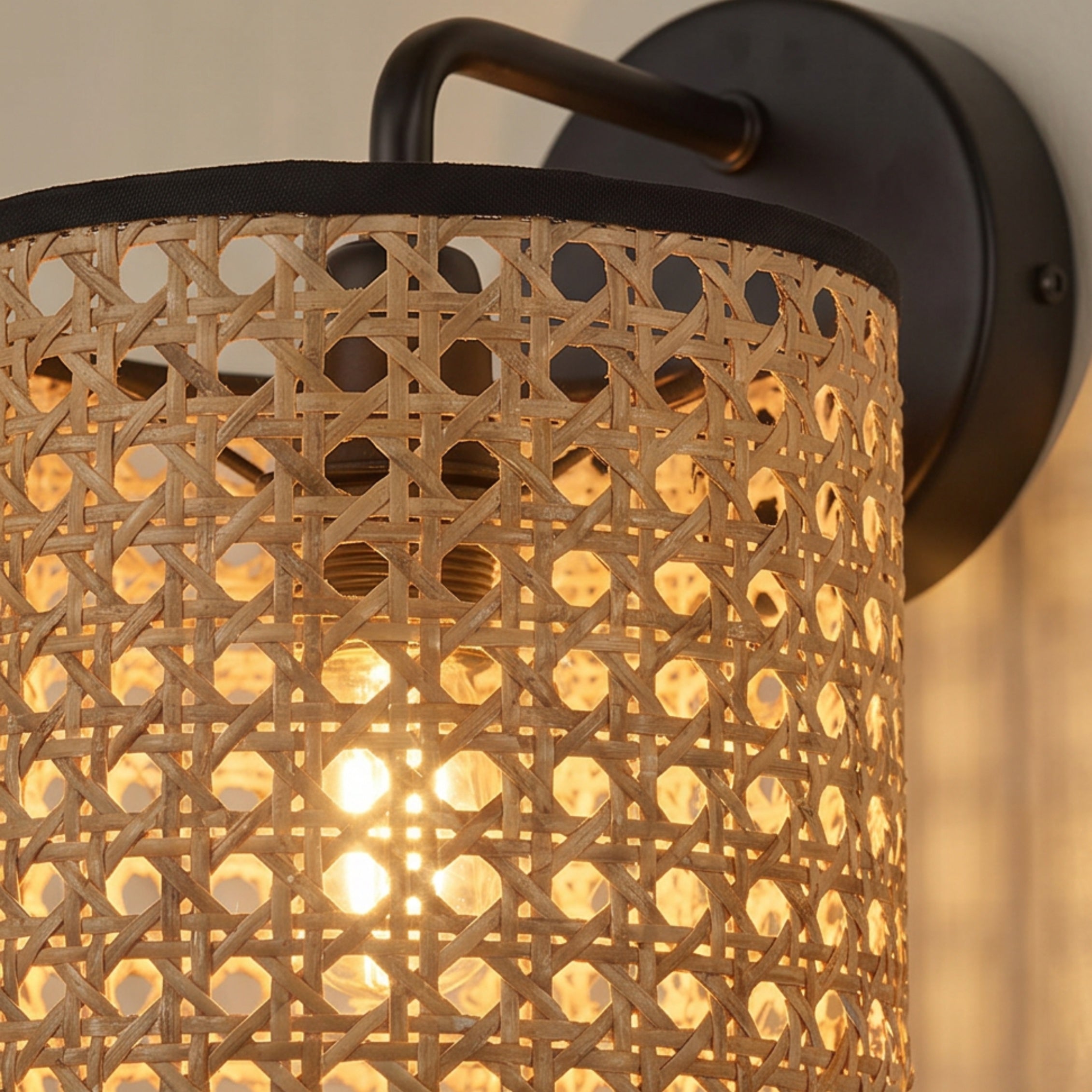 HARU: Handgemaakte Rotan Wandlamp