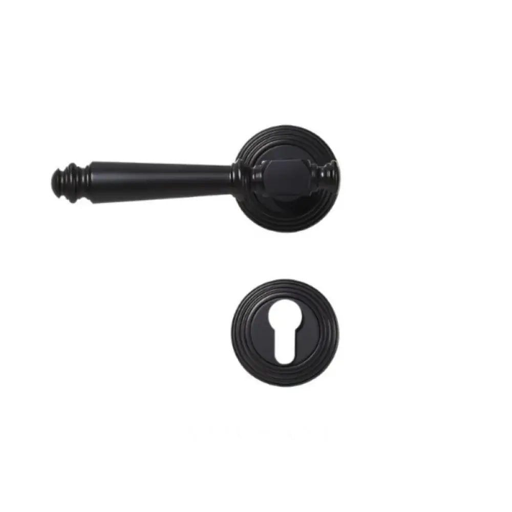 Louter Handle and Lock - L5.8’’(14.8cm) x H2.2’’(5.6cm) / With Escutcheon Plate / Matte Black