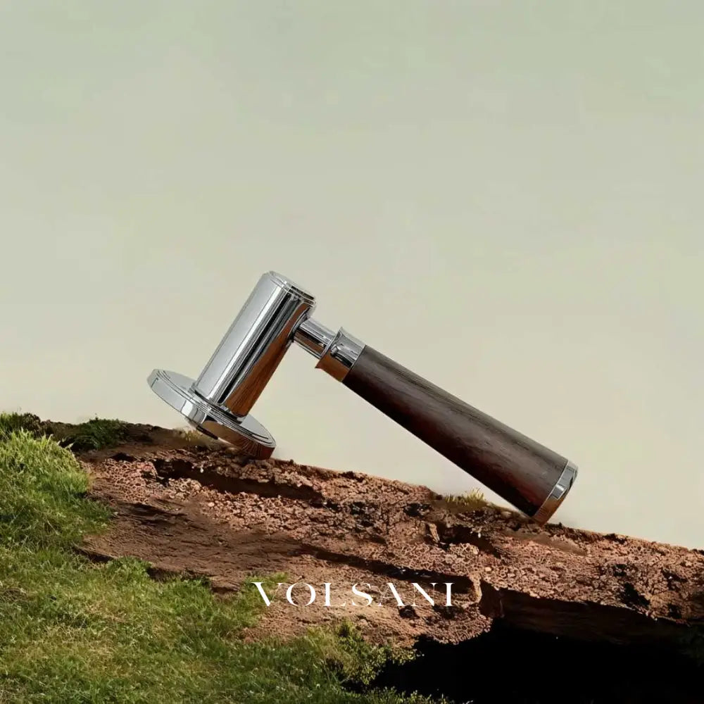 Manus Handle and Lock
