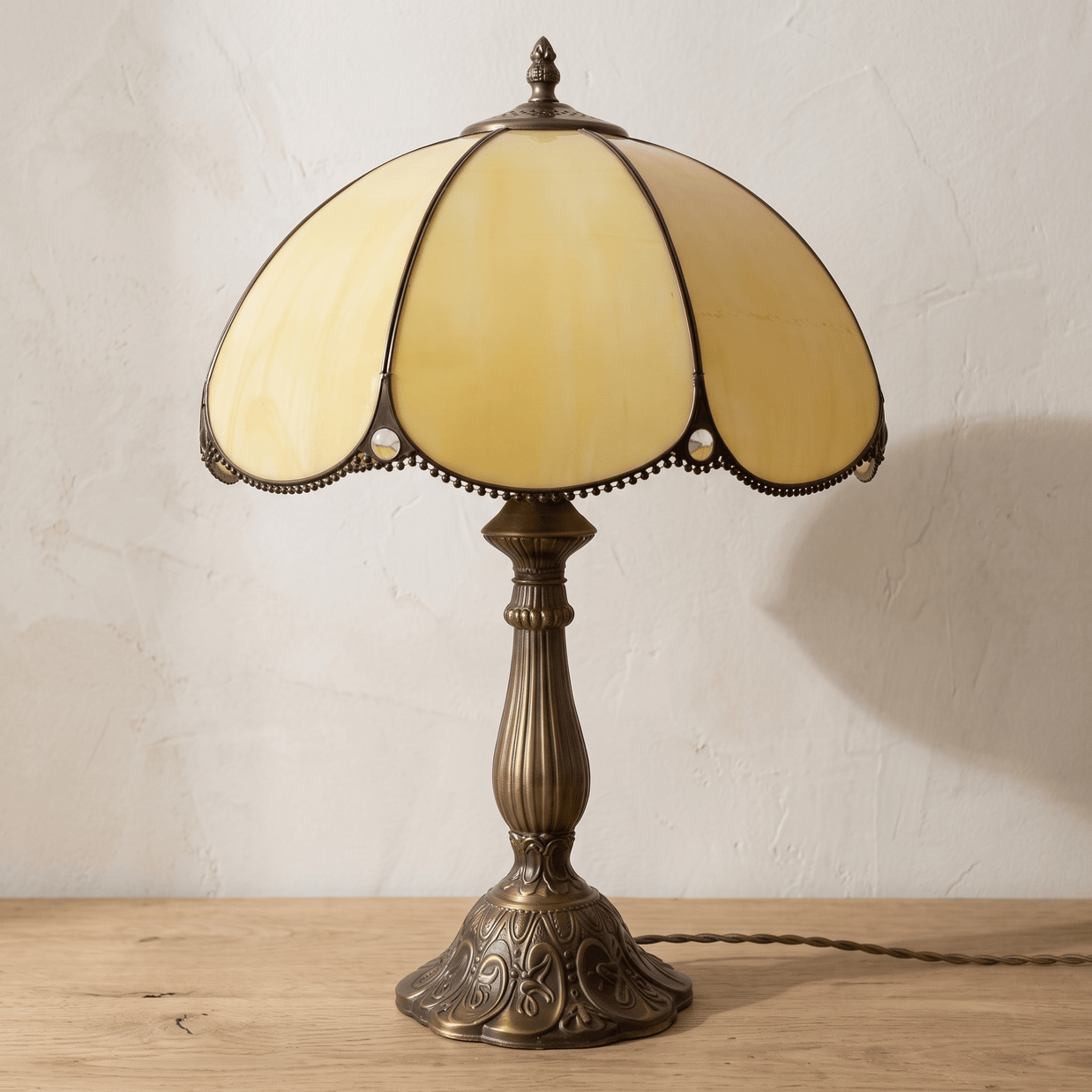 MIEKE: Vintage Tafellamp – Glas-in-lood Kap met Aluminium Voet - Volsani
