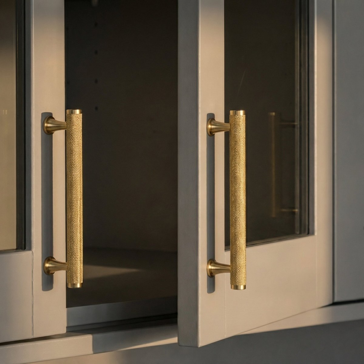 Knurled Brass Cabinet Knobs & Pull Bars, Industrial Kitchen & Wardrobe Hardware, Fluted Legs, Set of 2 With or Without Backplate, 0.7-6.3in